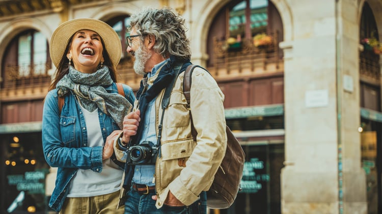 Couple dans une ville européenne