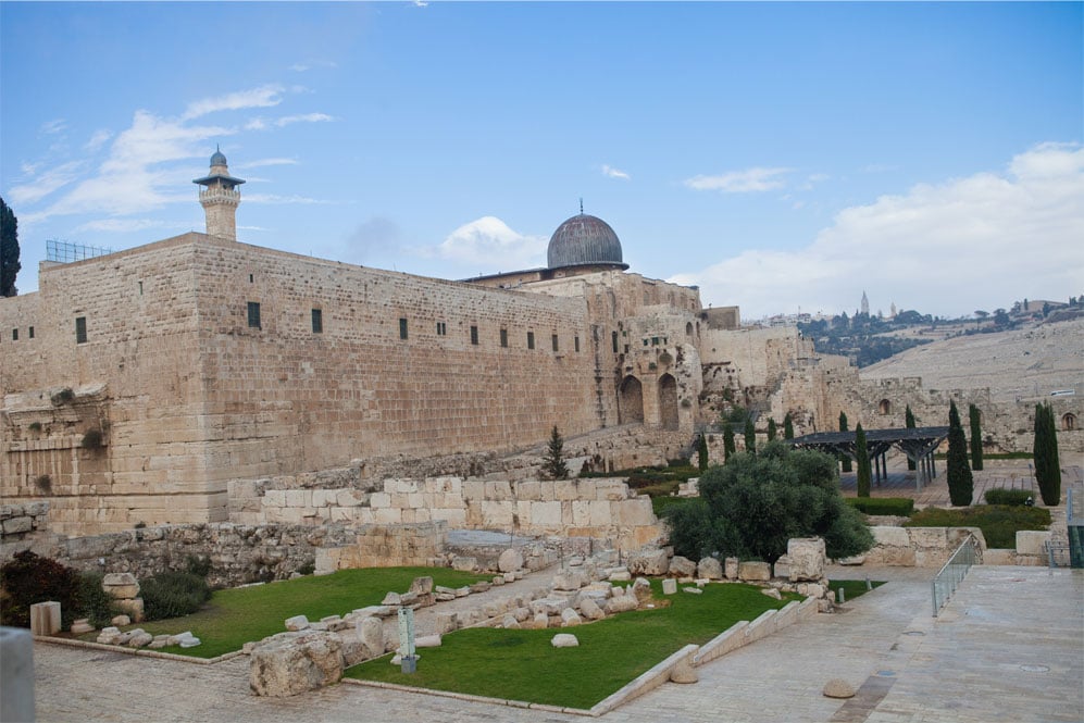 Vue de la vieille ville de Jérusalem, avec ses remparts majestueux et ses bâtiments historiques.