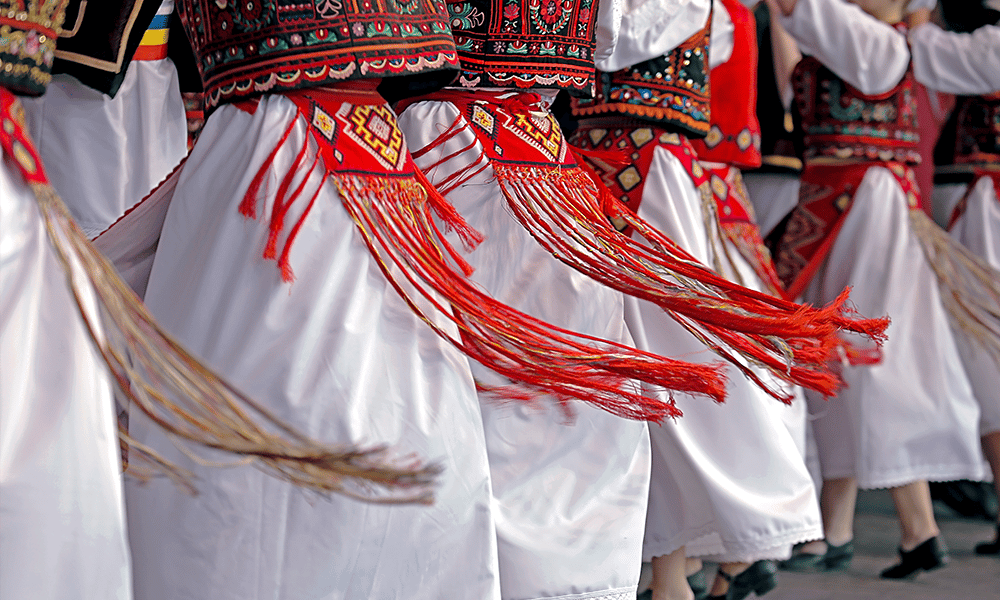 Roumanie-danseurs-costumes-traditionnels