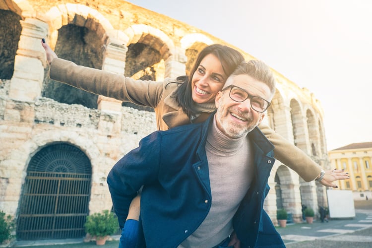 Couple devant le Colisée de Rome