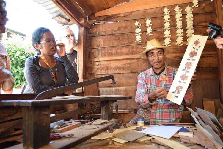 DSC_4090-Madagascar-visite-atelier-des-artisants-sculpteurs-