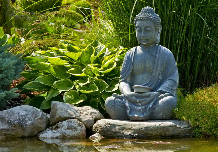 Buddha dans un jardin japonais
