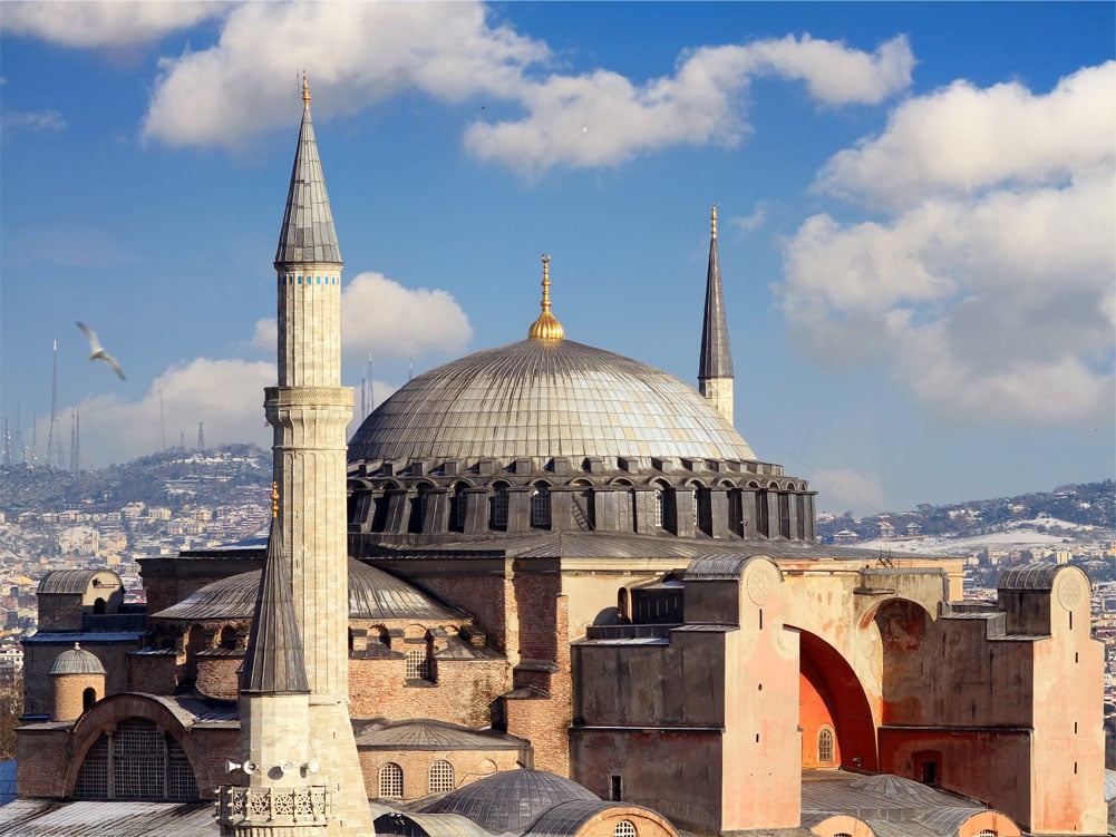 Bâtiment imposant de la Mosquée Sainte Sophie à Istanbul, caractérisé par son grand dôme élégant.