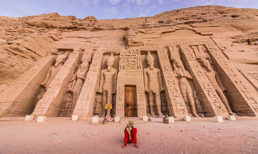 femme-abu-simbel-temple-Egypte