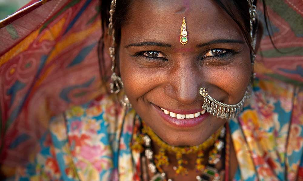 Indienne souriante portant des bijoux