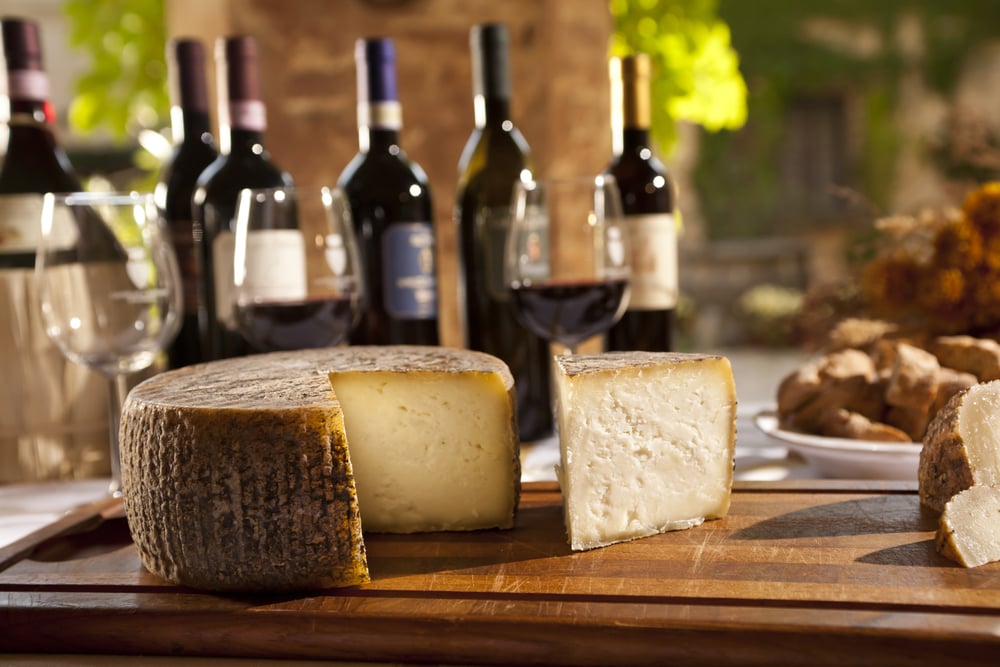 Italie-Bouffe-Vins-Fromages-shutterstock_203359771