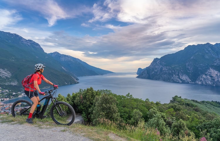 Femme à vélo devant paysage