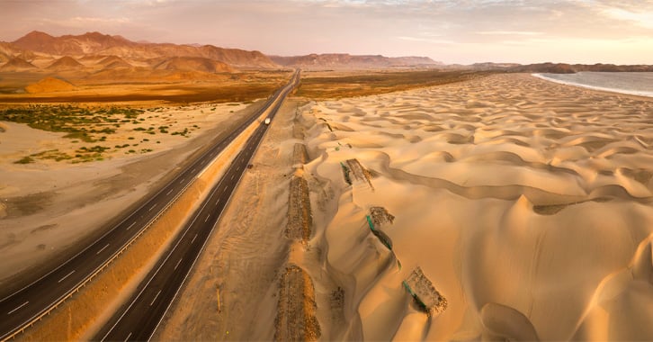 La route panaméricaine au Pérou entourée de dunes de sable 