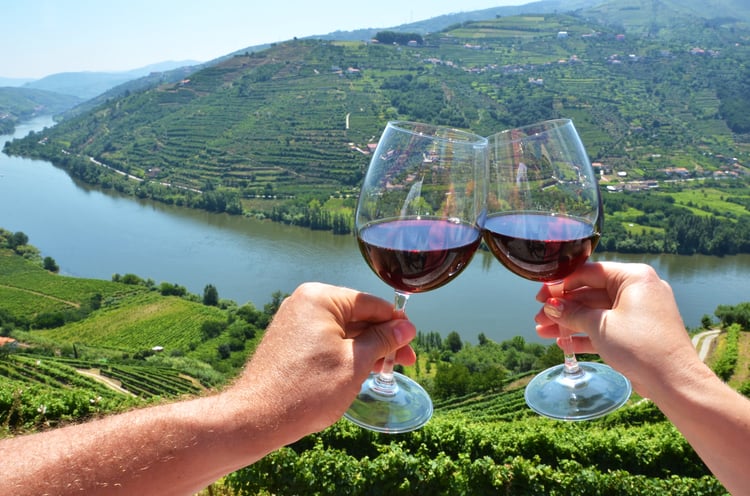 Vue sur le Douro avec coupes de vin