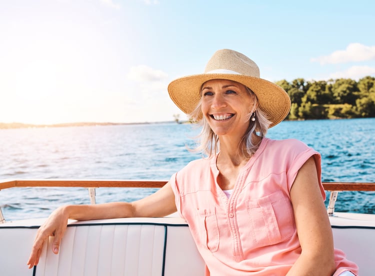 Voyageuse souriante en croisière