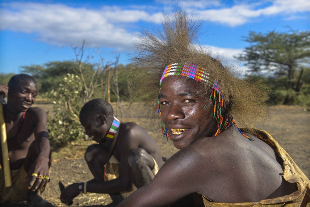 Des membres de la tribu Hadzabe en Tanzanie assis autour d'un feu de camp.