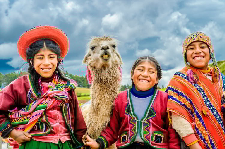 Enfants péruviens et lama