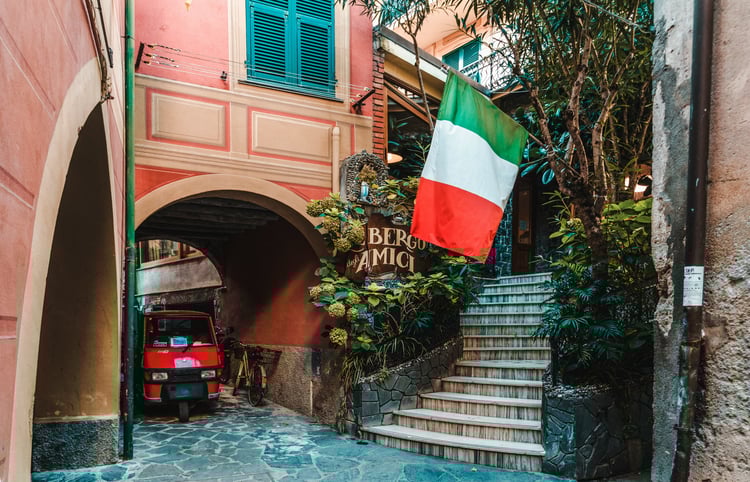 Ruelle italienne avec camion typique