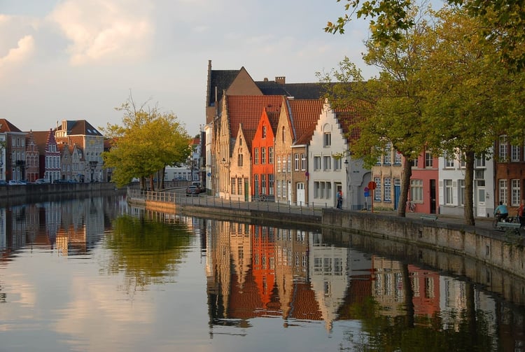 Vue de maisons près de l'eau en Belgique