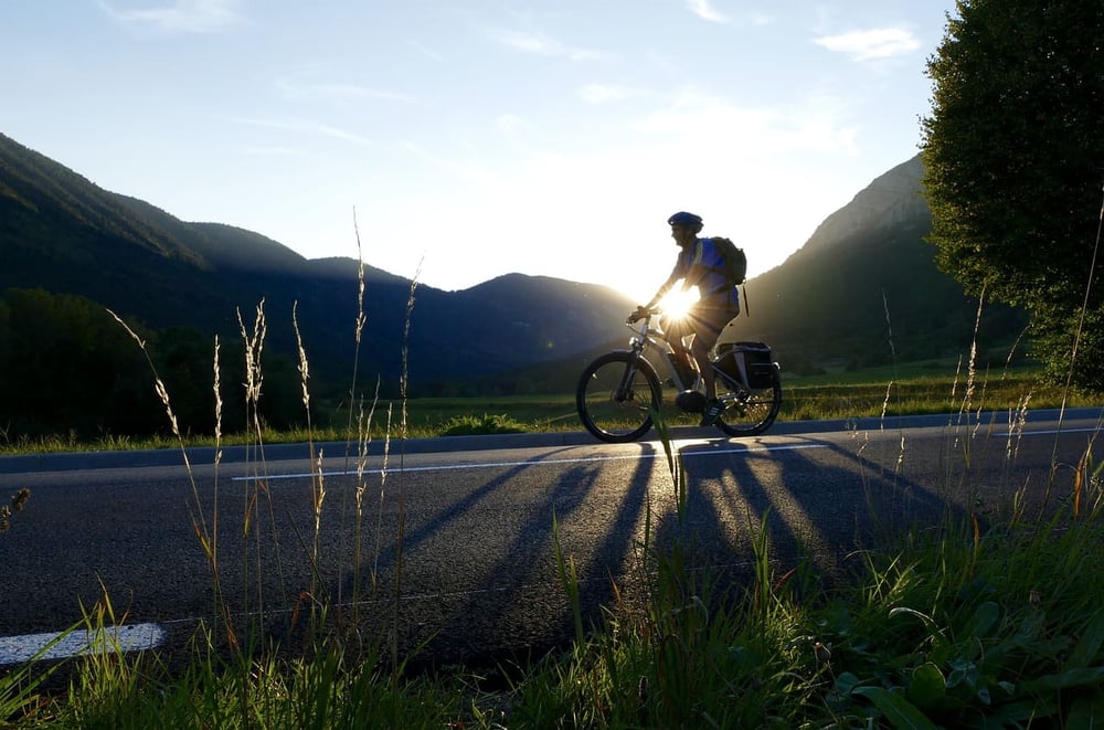 Homme à vélo sur une route