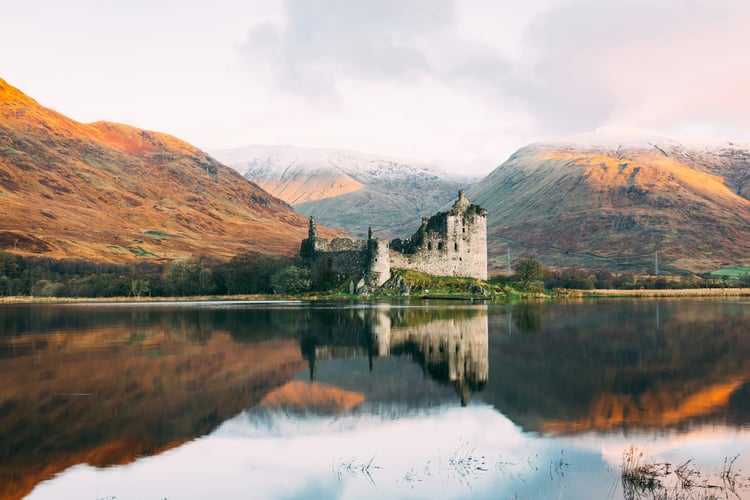 Château en ruines devant un lac