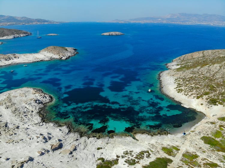Les eaux turquoise de l'île d'Antiparos, en Grèce