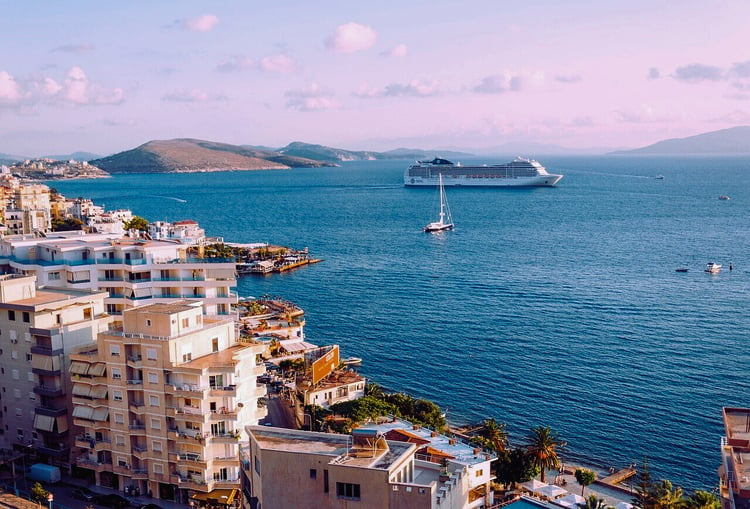 Bord de mer européen avec un bateau de croisière au loin