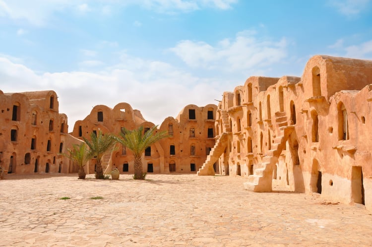 Bâtiments dans le désert du Sahara
