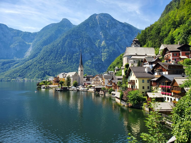 Village au bord de l'eau en Autriche