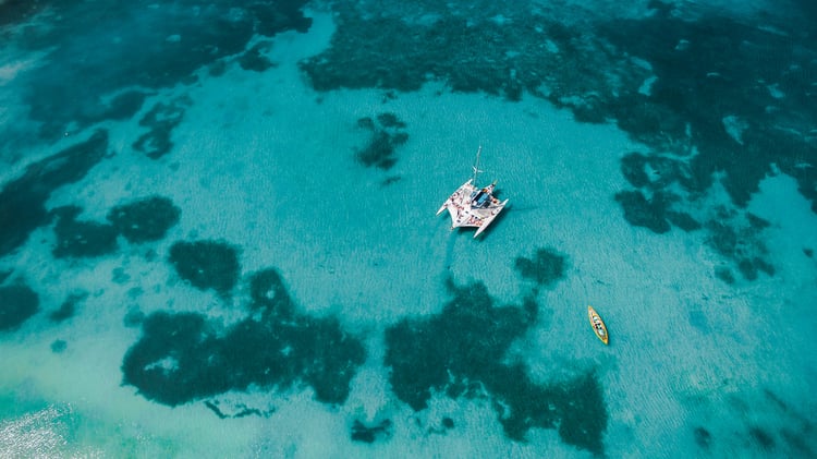 Catamaran et kayak sur mer des Caraïbes
