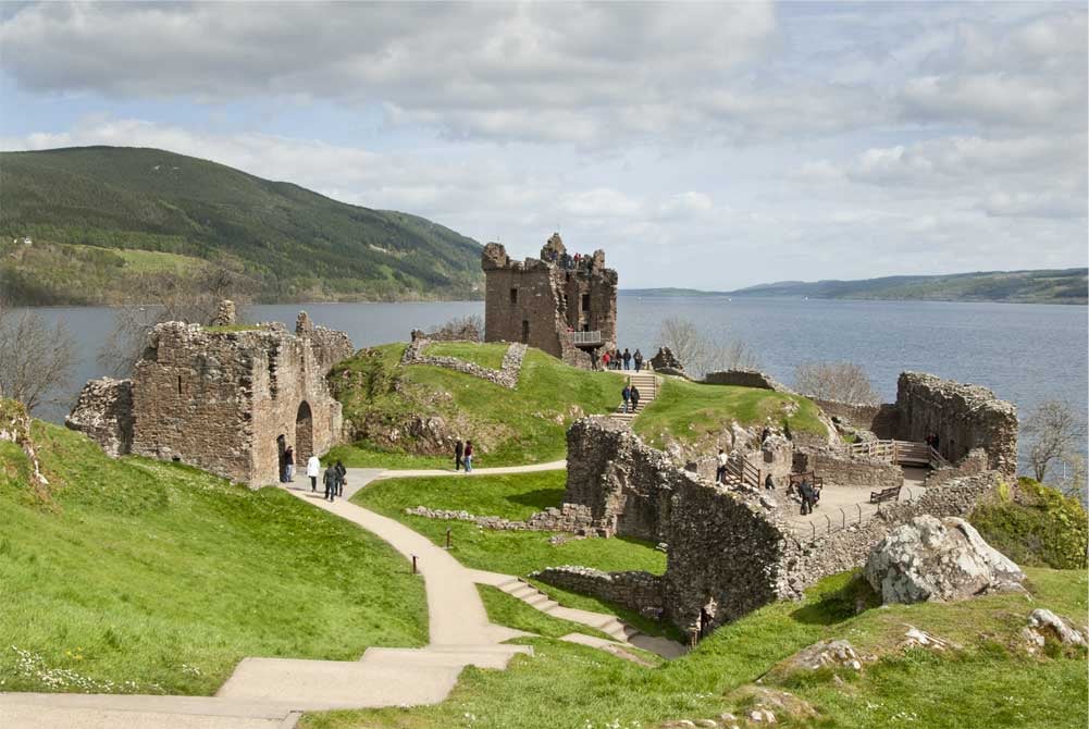 iStock-183883182-Ecosse-Loch-Ness-chateau-avec-lac