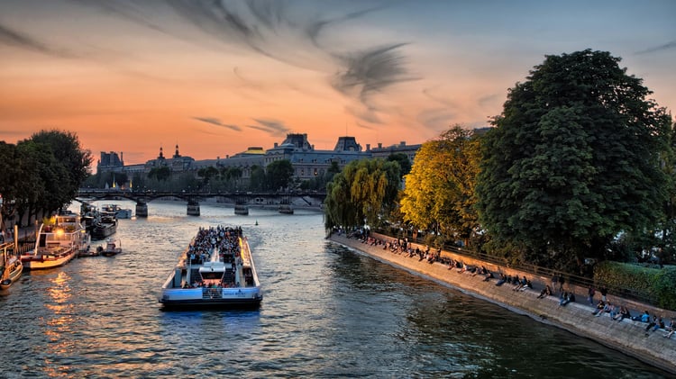 Bateau mouche sur la Seine