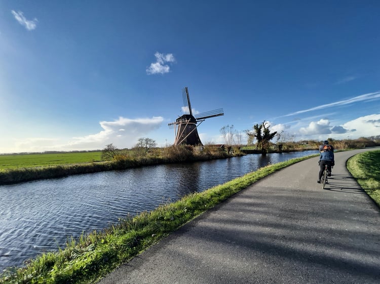 Personnes à vélo près d'un étang d'eau