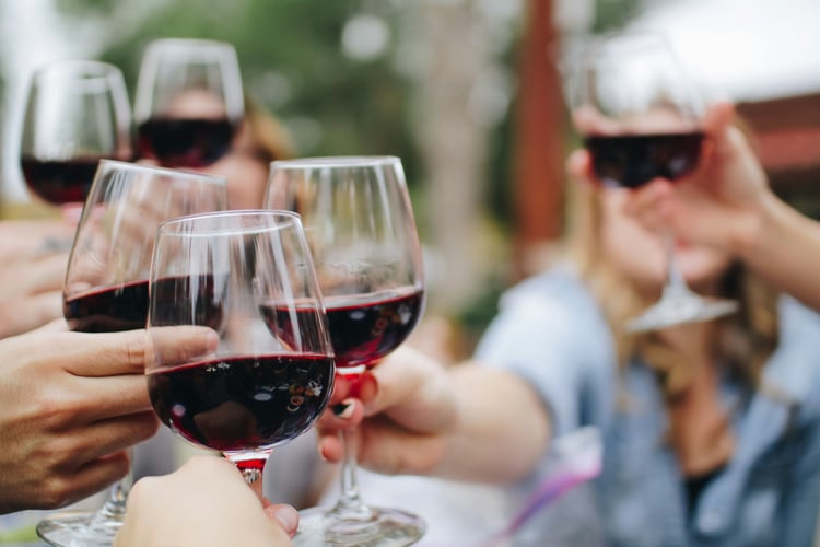 Groupe avec coupes de vin rouge