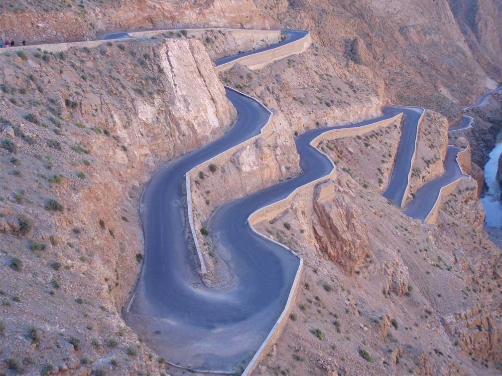 La route sinueuse de la Vallée du Dadès au Maroc entourée d'un paysage désertique