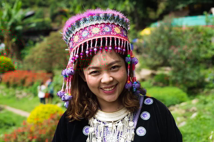 Thaïlandaise souriant et portant un habit traditionnel