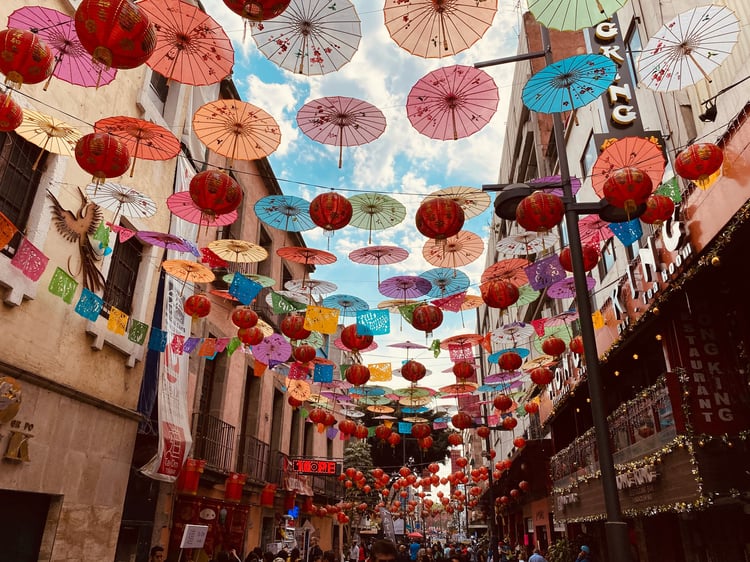 Rue colorée au Mexique