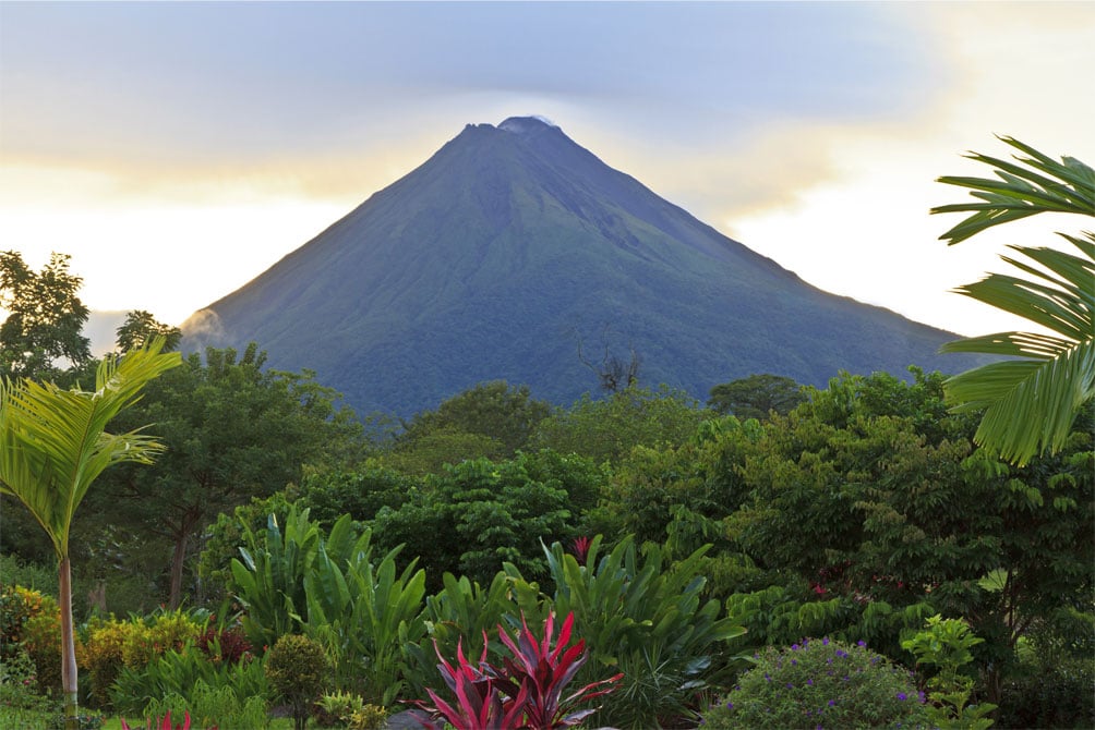Le volcan Arenal se dresse majestueusement à l'horizon, entouré d'une végétation luxuriante. 