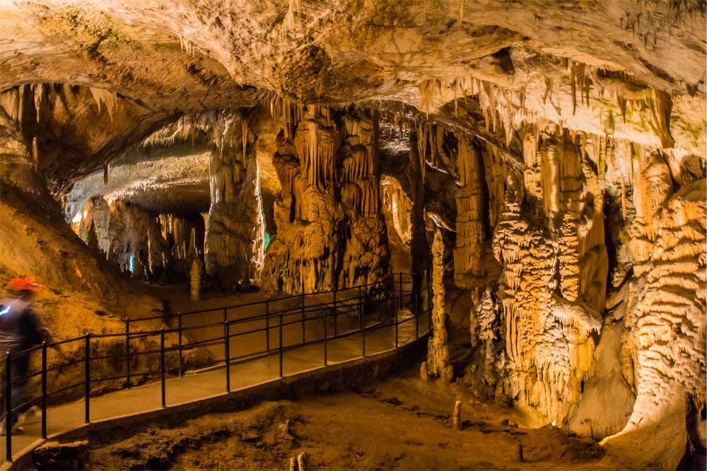 Vue de l'intérieur des grottes de Postojna, en Slovénie.