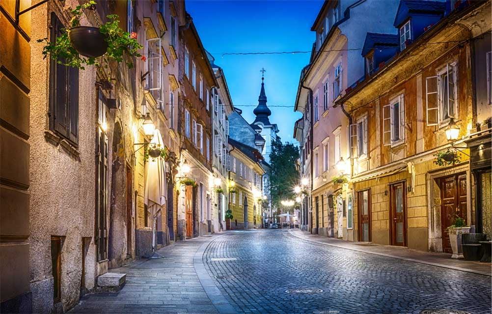 Rue pittoresque de la vieille ville de Ljubljana, Slovénie. 