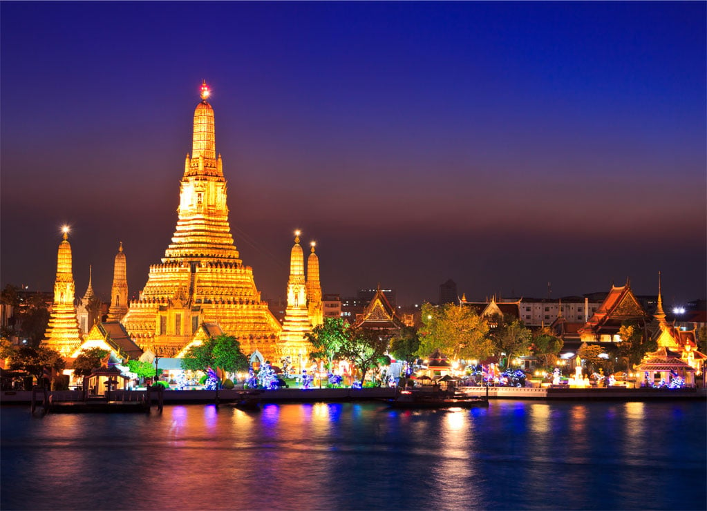 Le Wat Arun, le temple de l'Aube, éclairé de nuit dans la ville de Bangkok.