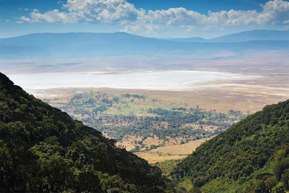 Vue du lac depuis une haute montagne dans le Cratère du Ngorongoro en Tanzanie.