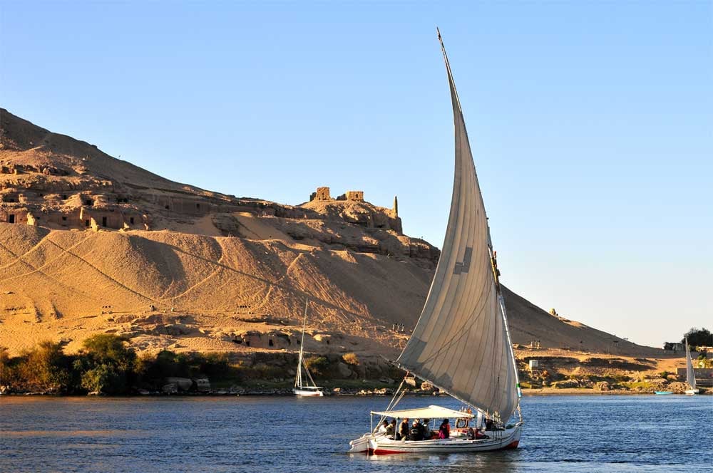Bateau à voile voguant sur le Nil en Égypte