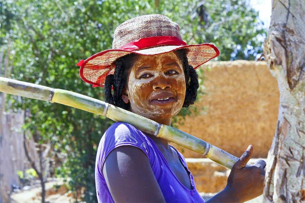 Femme avec masque traditionnel malgache