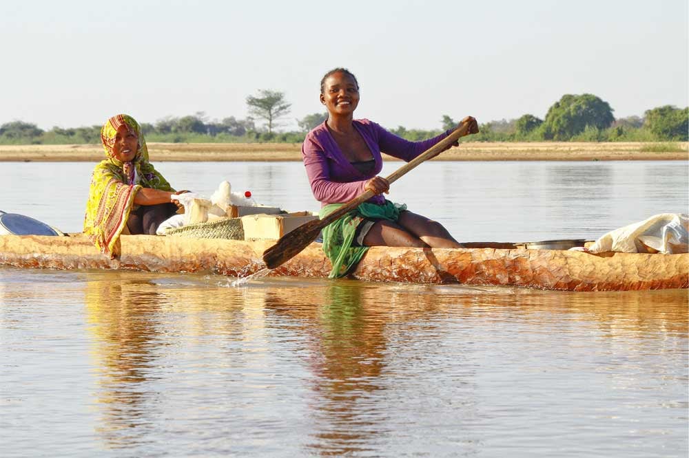 deux femmes malgaches sur une barque