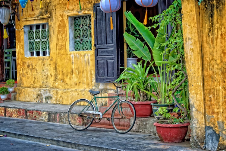 Vélo devant un bâtiment jaune typique au Vietnam