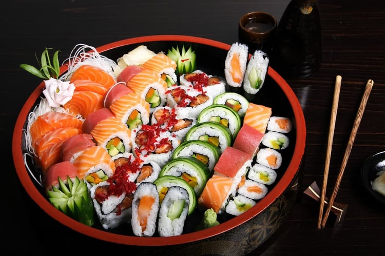 Assiettes de sushis colorés